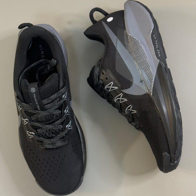 ⚡NEW ARRIVAL ,, ORIGINAL men's elegant sneakers,💯very cute flats designed with rubber outer sole and breathable upper for all day comfort sizes 40-45 all colors color 1 black and grey⚡