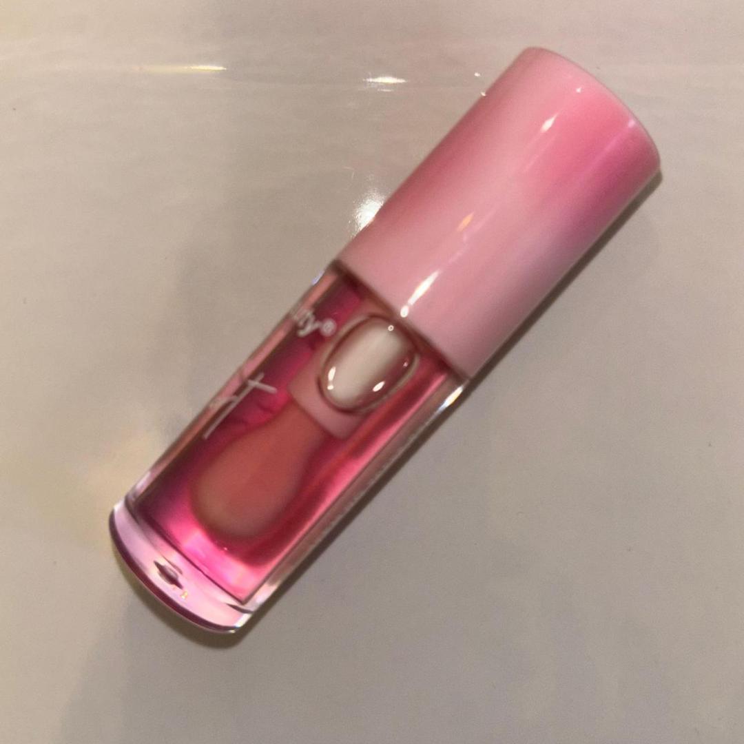 Kiss beauty lip oil. It hydrates your lips making them moist also removes hyperpigmentation making them pink