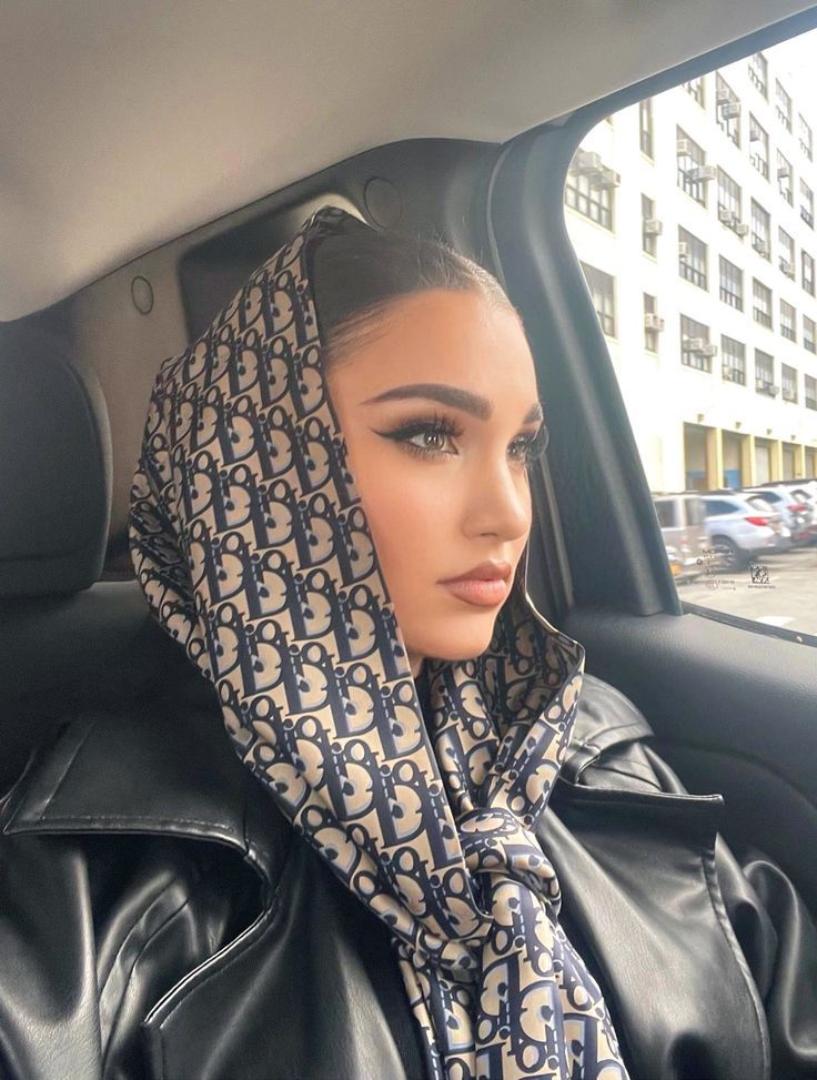 ✨ Dior Silk Scarf ✨

Soft, chic, and oh-so dreamy—this Dior silk scarf is the little luxury every outfit craves. Wrap it on your neck, hair, or handbag and watch