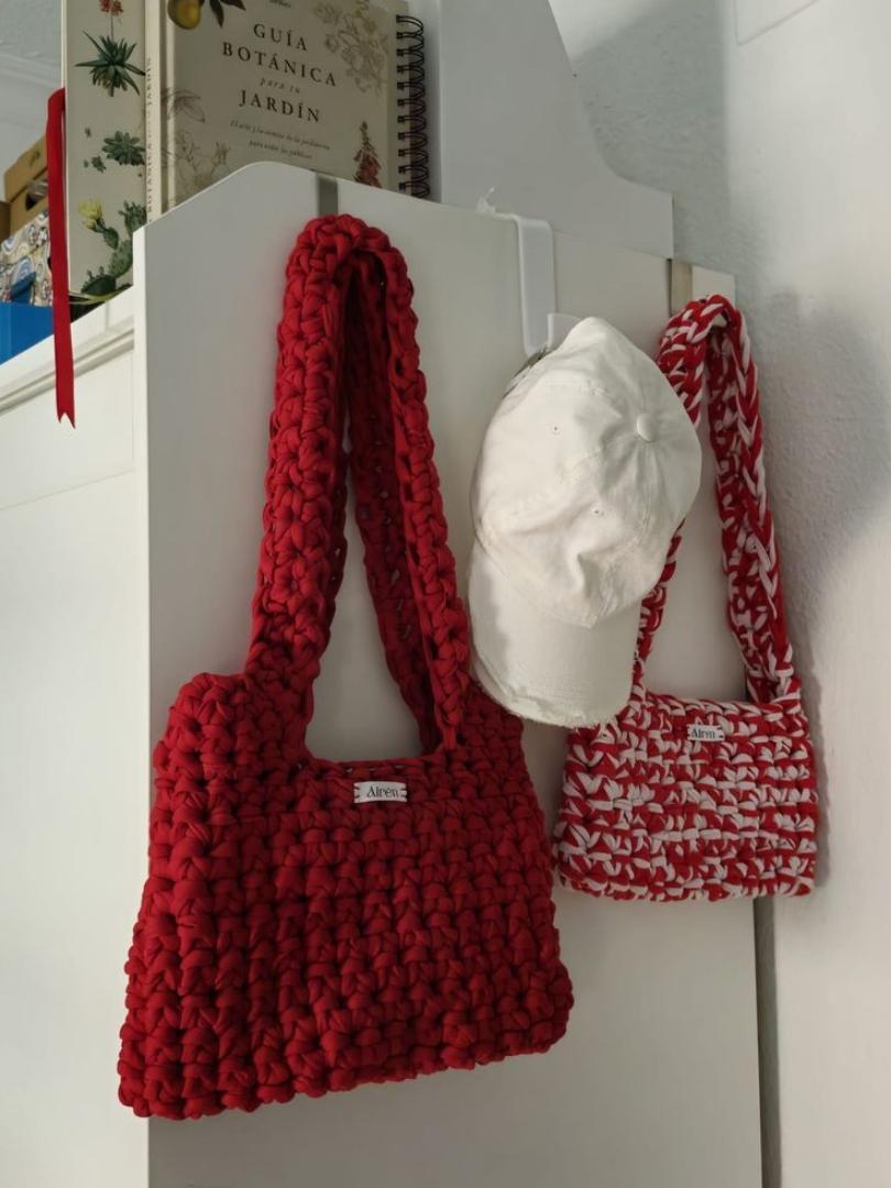 CROCHET ATRIC SHOULDER STATEMENT BAG