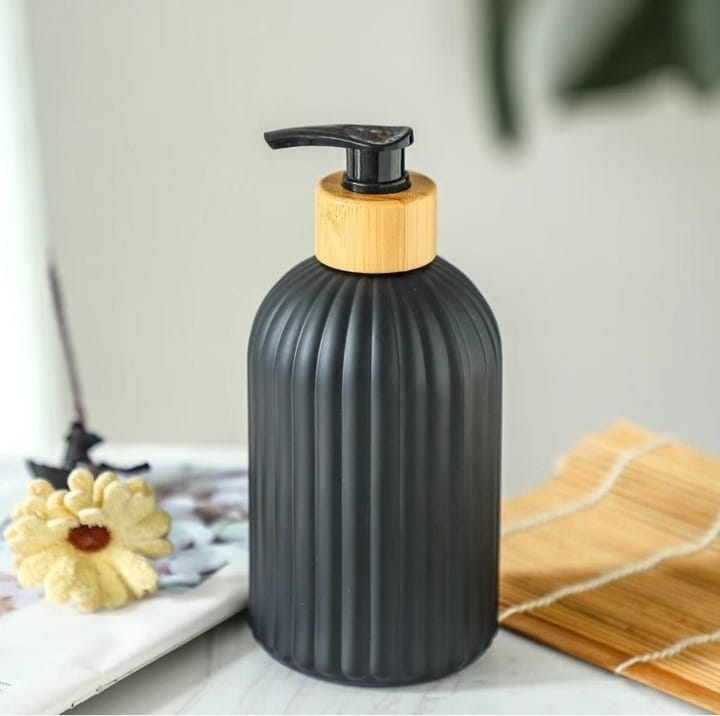 Non breakable soap dispensers
500ml.
Material: pet plastic 
Black , white