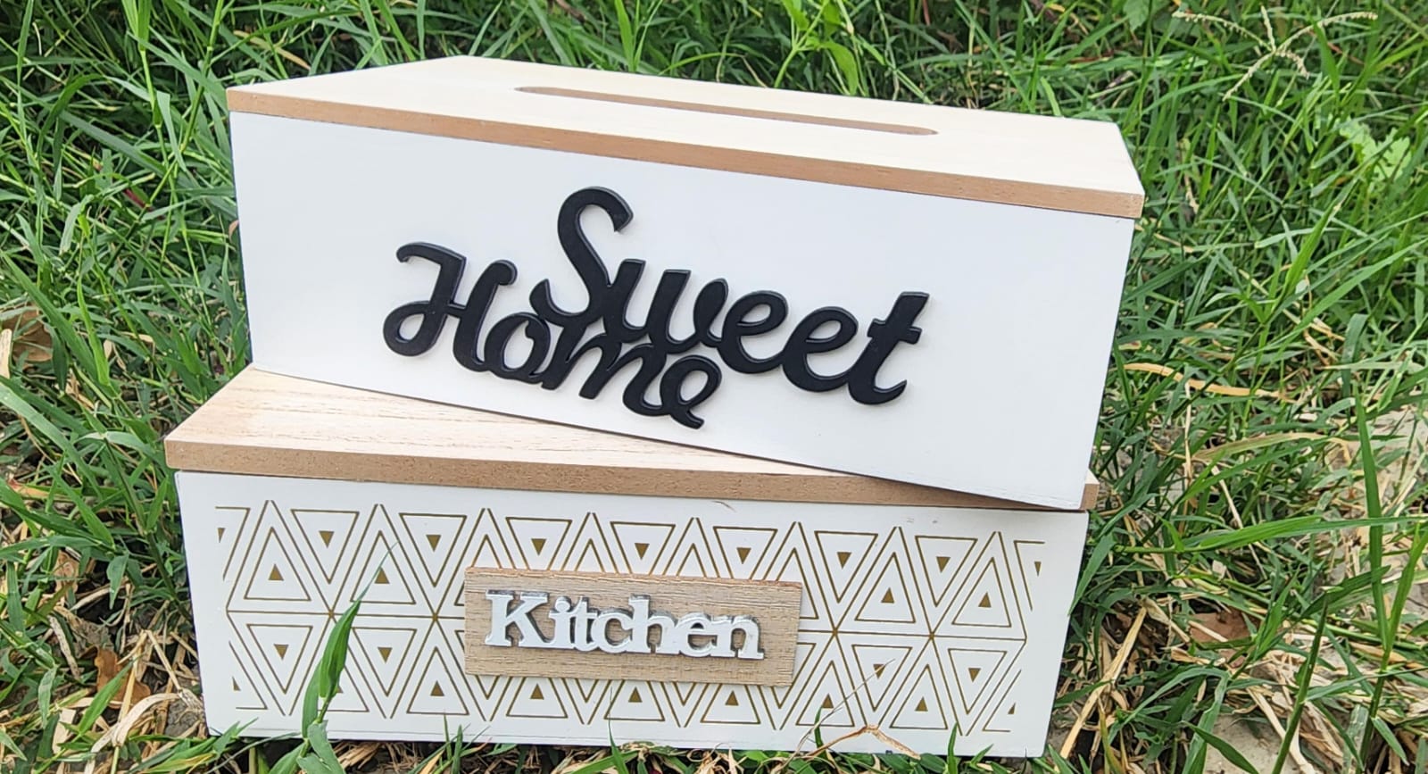 Bamboo Serviette Holder
⚕Available color as per photo
⚕Also acts as a decor on countertops/kitchen tops 
⚕Easy to Use