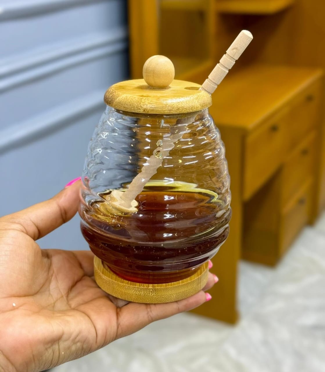 glass honeycomb tank kitchen tools honey storage 
container with dipper and lid honey bottle

✴Honey canister container lid and stiring rod 

✴High Borosilicate glass with bamboo.

❇Capacity 420 ML