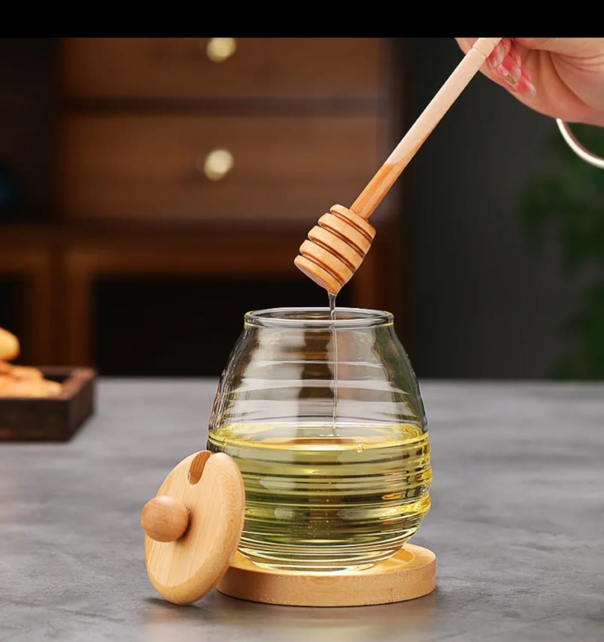glass honeycomb tank kitchen tools honey storage 
container with dipper and lid honey bottle

✴Honey canister container lid and stiring rod 

✴High Borosilicate glass with bamboo.

❇Capacity 420 ML