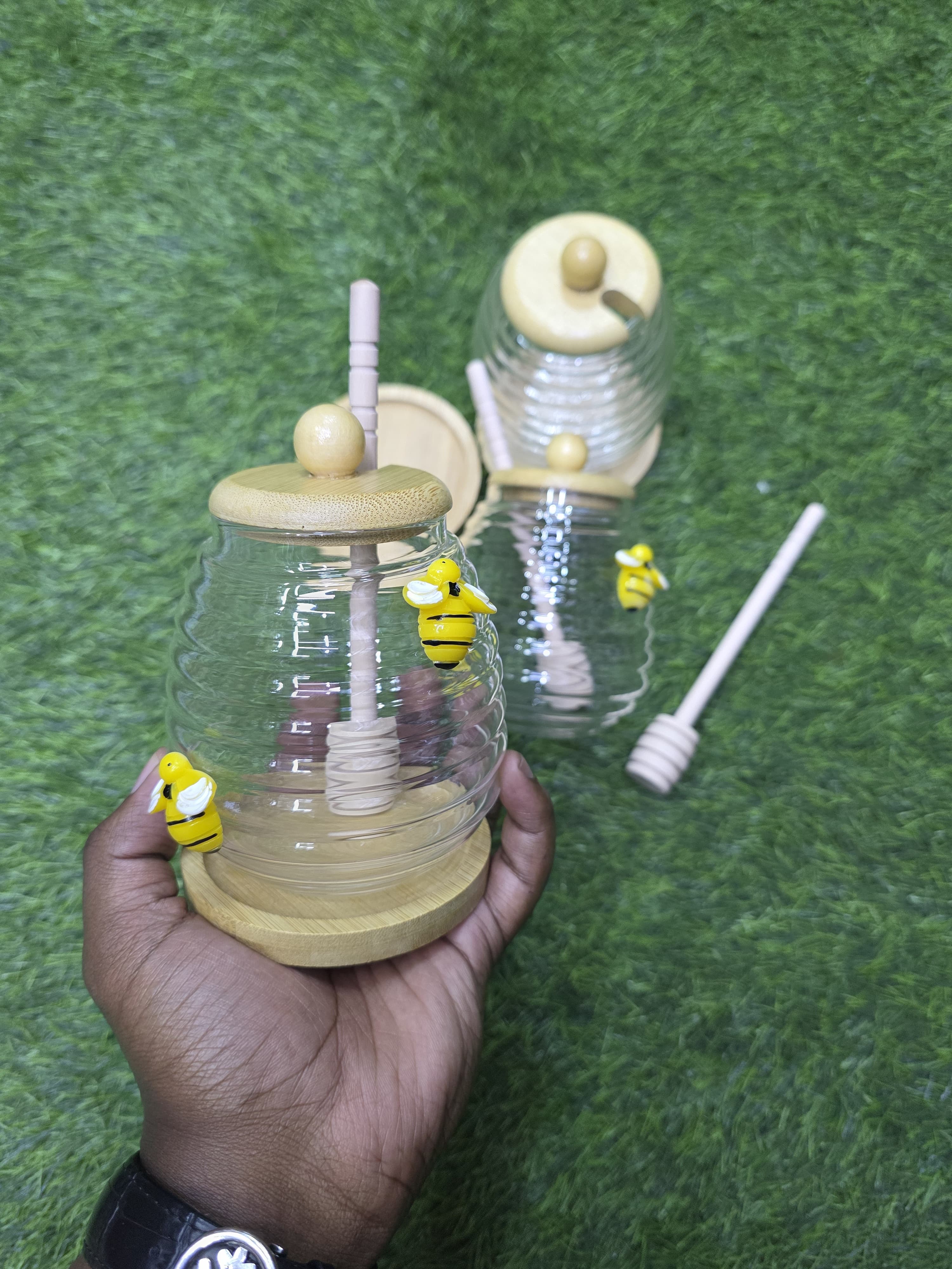 glass honeycomb tank kitchen tools honey storage 
container with dipper and lid honey bottle

✴Honey canister container lid and stiring rod 

✴High Borosilicate glass with bamboo.

❇Capacity 420 ML