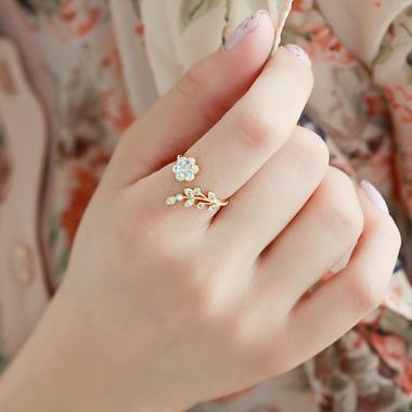 Jewellery ring, Diamond-set twisted leaf band, wishful flower open ring