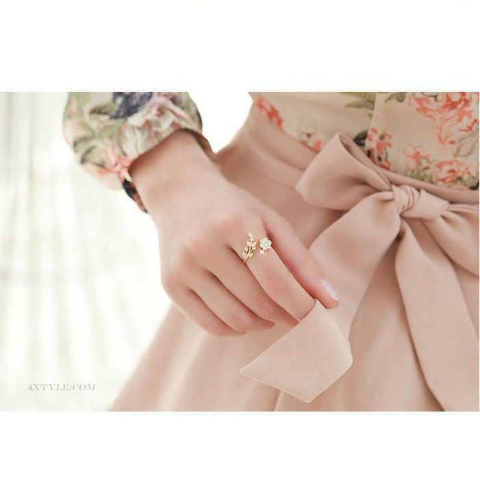 Jewellery ring, Diamond-set twisted leaf band, wishful flower open ring