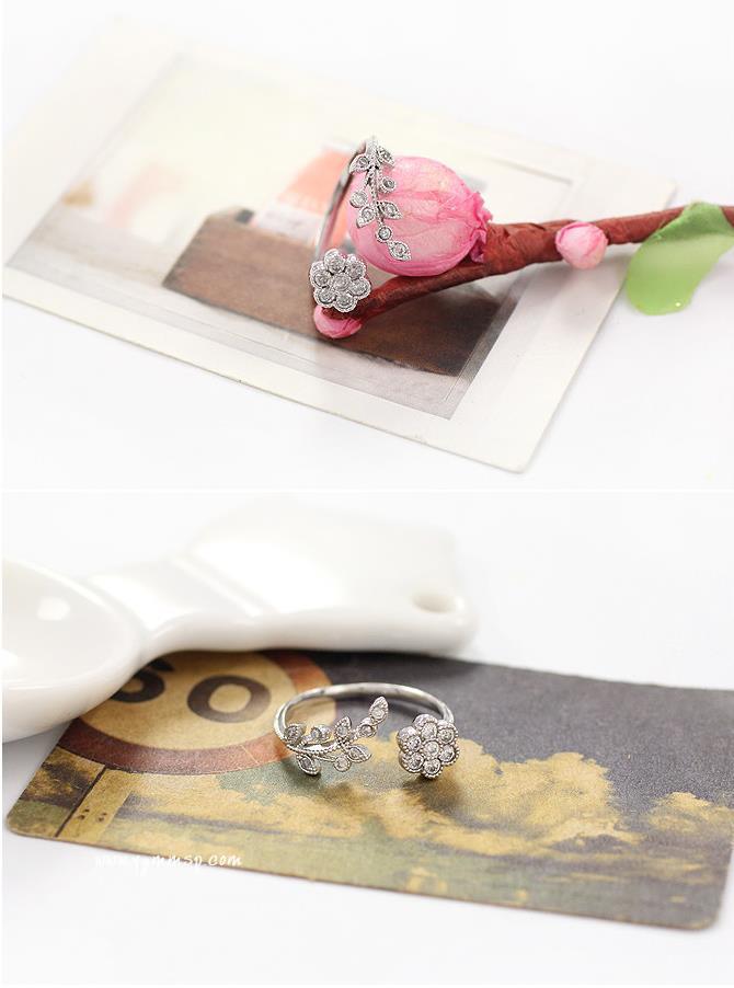 Jewellery ring, Diamond-set twisted leaf band, wishful flower open ring