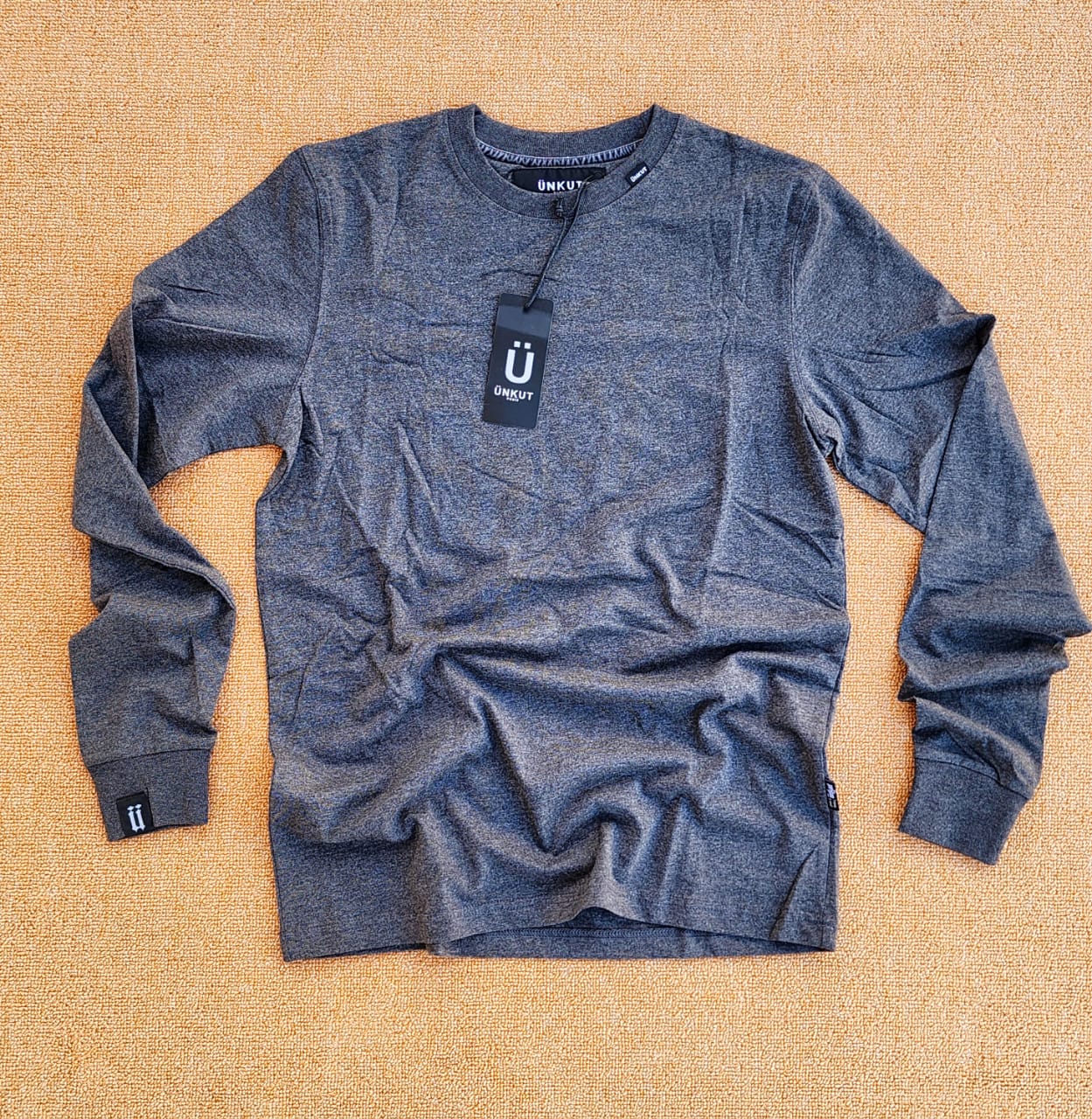 T shirts for ladies and gentlemen with round neck and long sleeve unisex sweat shirts