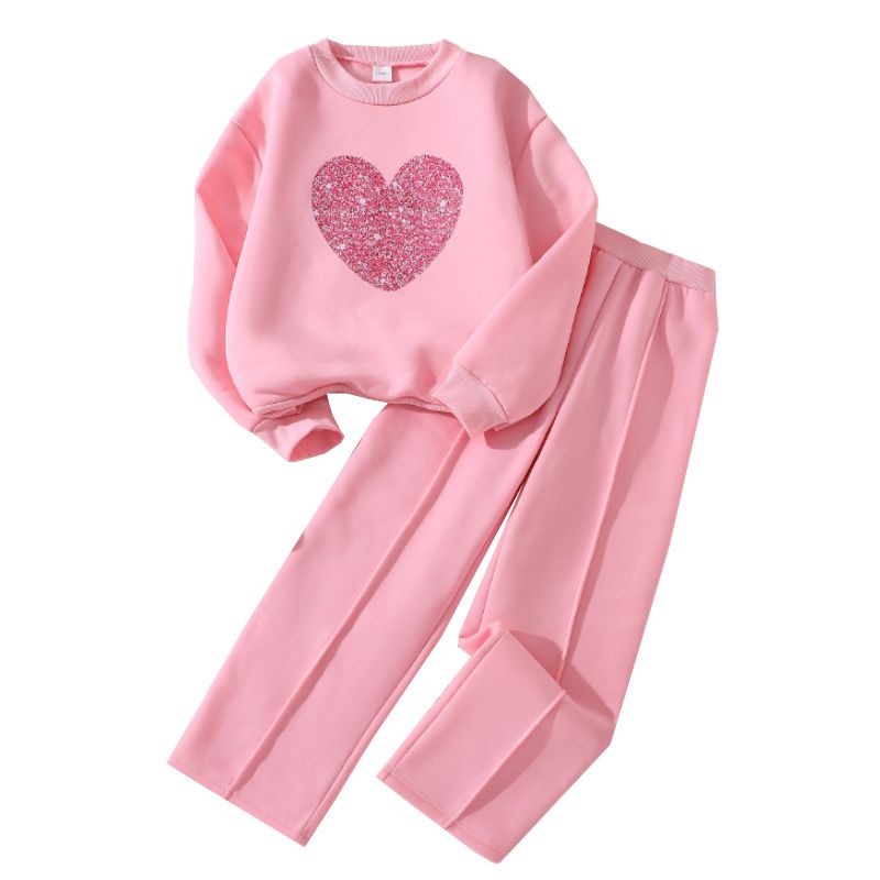 New European and American children's clothing set for girls, suitable for autumn and winter, featuring a heart-shaped long sleeved sweatshirt and long pants. A casual two-piece set for children