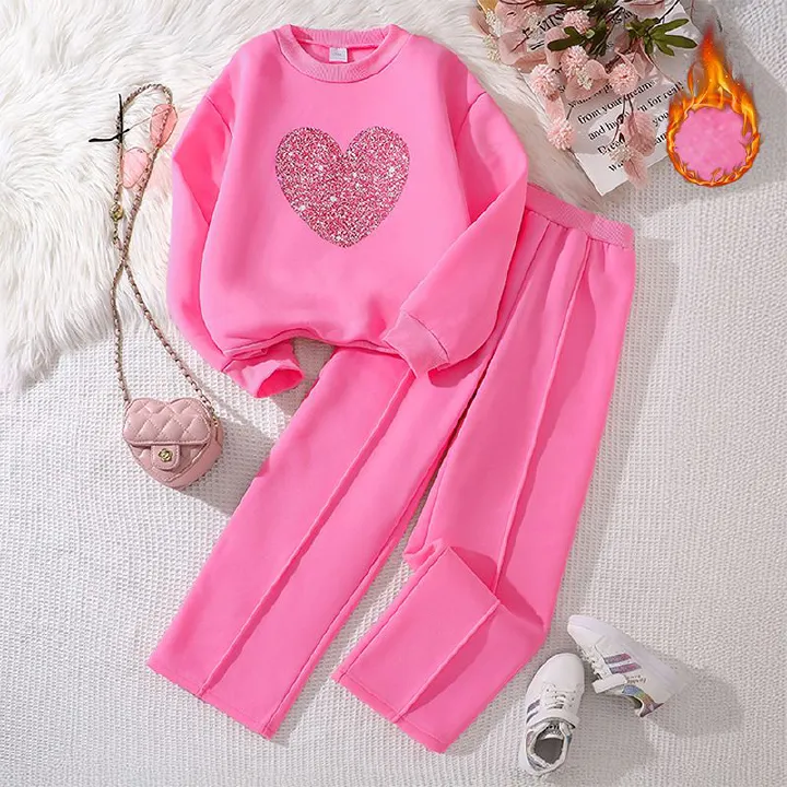 New European and American children's clothing set for girls, suitable for autumn and winter, featuring a heart-shaped long sleeved sweatshirt and long pants. A casual two-piece set for children