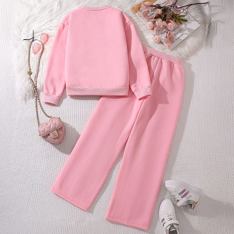 New European and American children's clothing set for girls, suitable for autumn and winter, featuring a heart-shaped long sleeved sweatshirt and long pants. A casual two-piece set for children