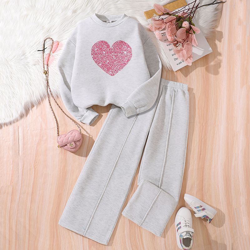 New European and American children's clothing set for girls, suitable for autumn and winter, featuring a heart-shaped long sleeved sweatshirt and long pants. A casual two-piece set for children