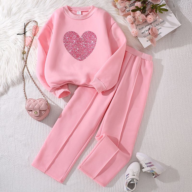 New European and American children's clothing set for girls, suitable for autumn and winter, featuring a heart-shaped long sleeved sweatshirt and long pants. A casual two-piece set for children
