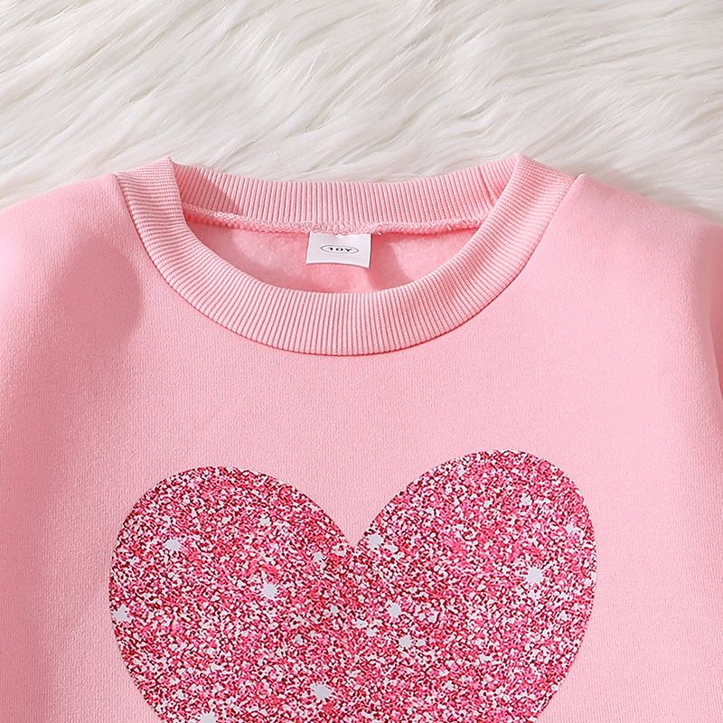New European and American children's clothing set for girls, suitable for autumn and winter, featuring a heart-shaped long sleeved sweatshirt and long pants. A casual two-piece set for children