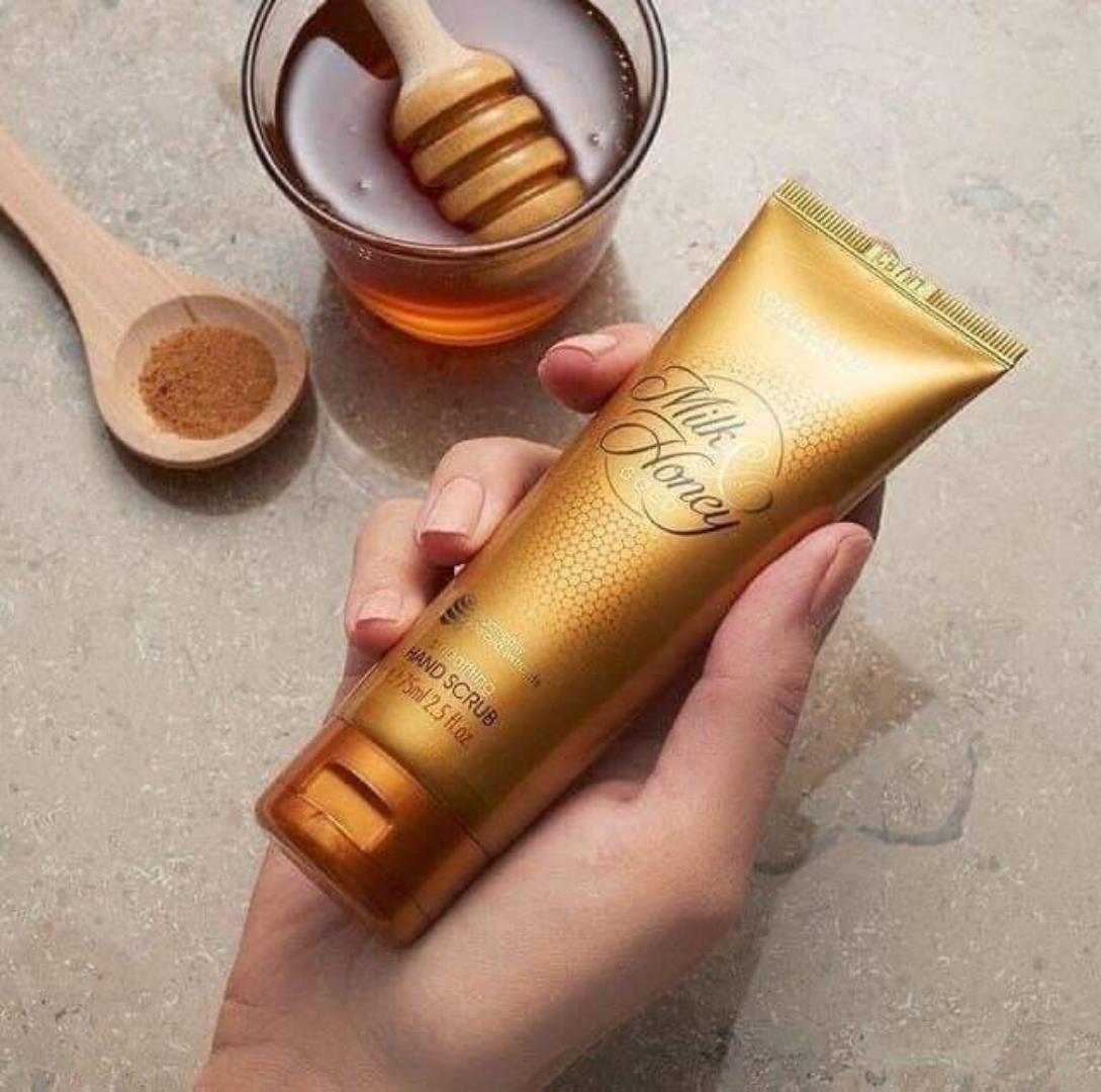 ORIFLAME MILK & HONEY GOLD SMOOTHING SUGAR SCRUB FOR THE WHOLE BODY,REMOVING ALL CLOGGED DIRT ACCUMULATION FROM THE BODY LEAVING IT FRESH,SMOOTH AND FLOWLESS.