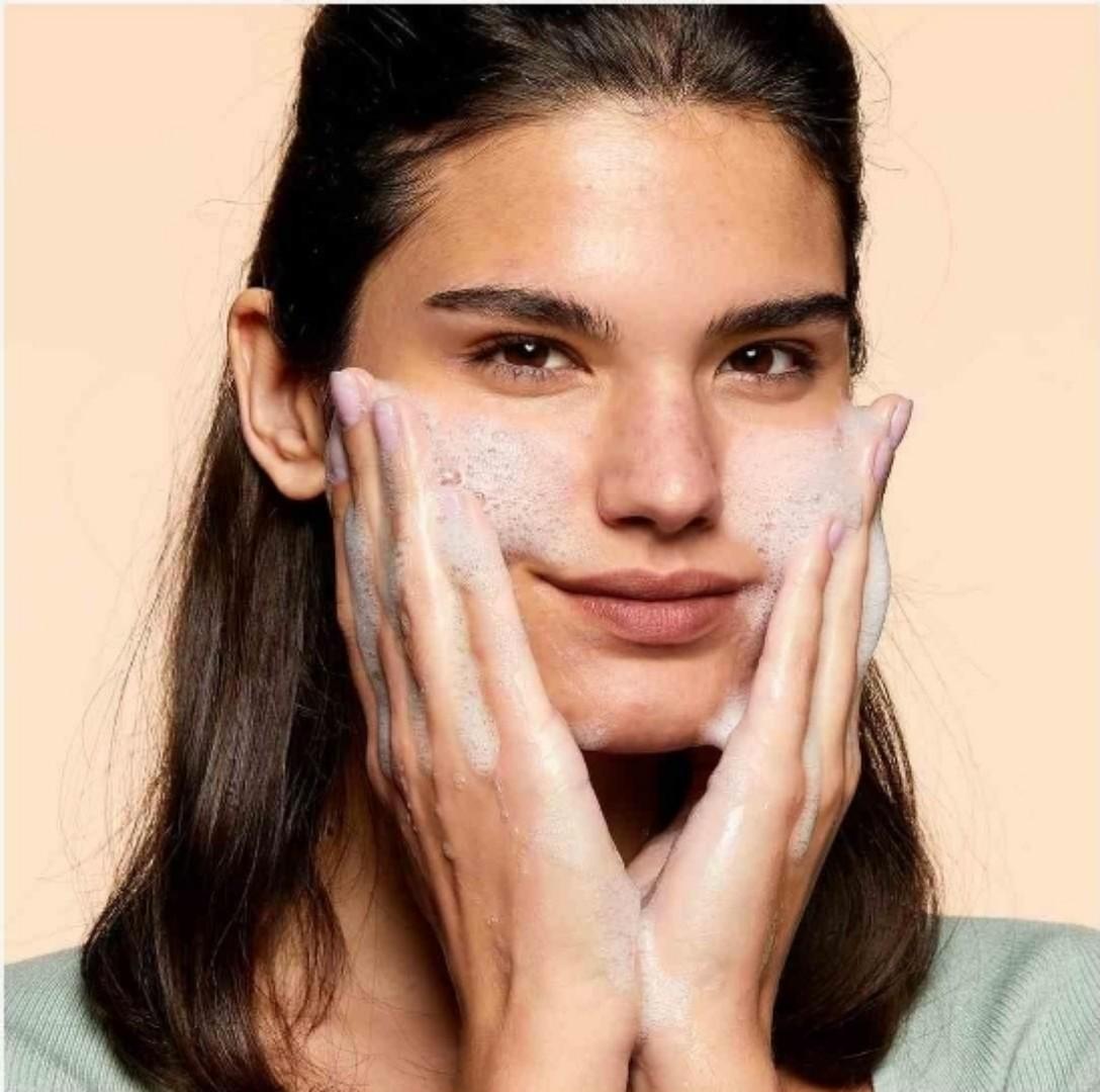Pure Skin Deep Cleanse Face Wash is a gel cleanser for blemish-prone skin or oily skin that effectively removes impurities and reduces excess shine, while helping prevent new blemishes from forming. I