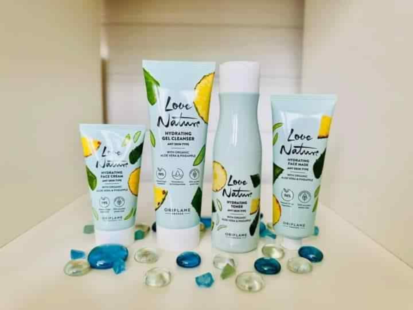Oriflame Love Nature Refreshing Skin set that contain Cleanser,Toner,2 in 1 mask and day cream for a Normal skin for any age.Ingredients are aloe Vera and coconut water for a good looking younger skin