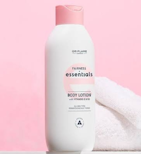 Glow Essentials Body Lotion with Vitamins E & B3 is a body lotion designed to moisturise, protect and provide glowing skin. With Vitamin B3 that helps to even out skin tone and antioxidant Vitamin E.