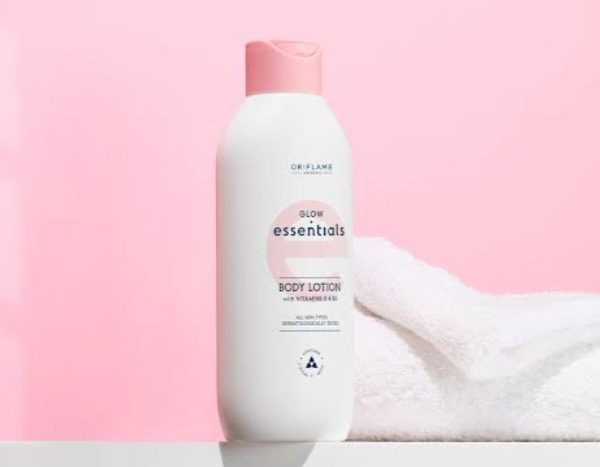 Glow Essentials Body Lotion with Vitamins E & B3 is a body lotion designed to moisturise, protect and provide glowing skin. With Vitamin B3 that helps to even out skin tone and antioxidant Vitamin E.