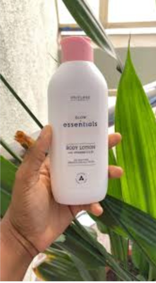 Glow Essentials Body Lotion with Vitamins E & B3 is a body lotion designed to moisturise, protect and provide glowing skin. With Vitamin B3 that helps to even out skin tone and antioxidant Vitamin E.