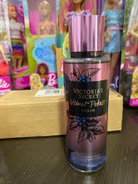 Victoria's Secret Velvet Petals Noir Fragrance Mist 250ml Victoria's Secret Velvet Petals Noir Perfumed Body Splash Floral-fruity-gourmand Fragrance