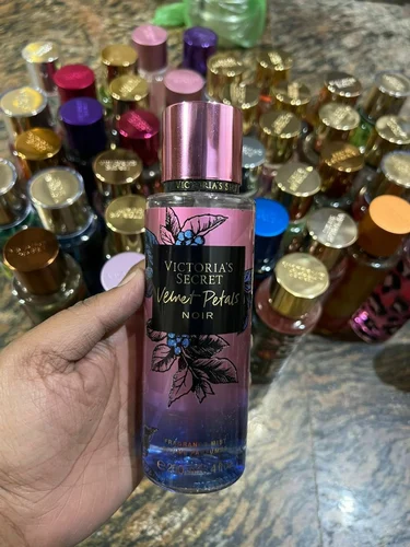 Victoria's Secret Velvet Petals Noir Fragrance Mist 250ml Victoria's Secret Velvet Petals Noir Perfumed Body Splash Floral-fruity-gourmand Fragrance