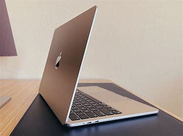 NEW MACBOOK AIR M2 13NCH DISPLAY 8GB RAM 256GB STORAGE 1 YEAR WARRANTY