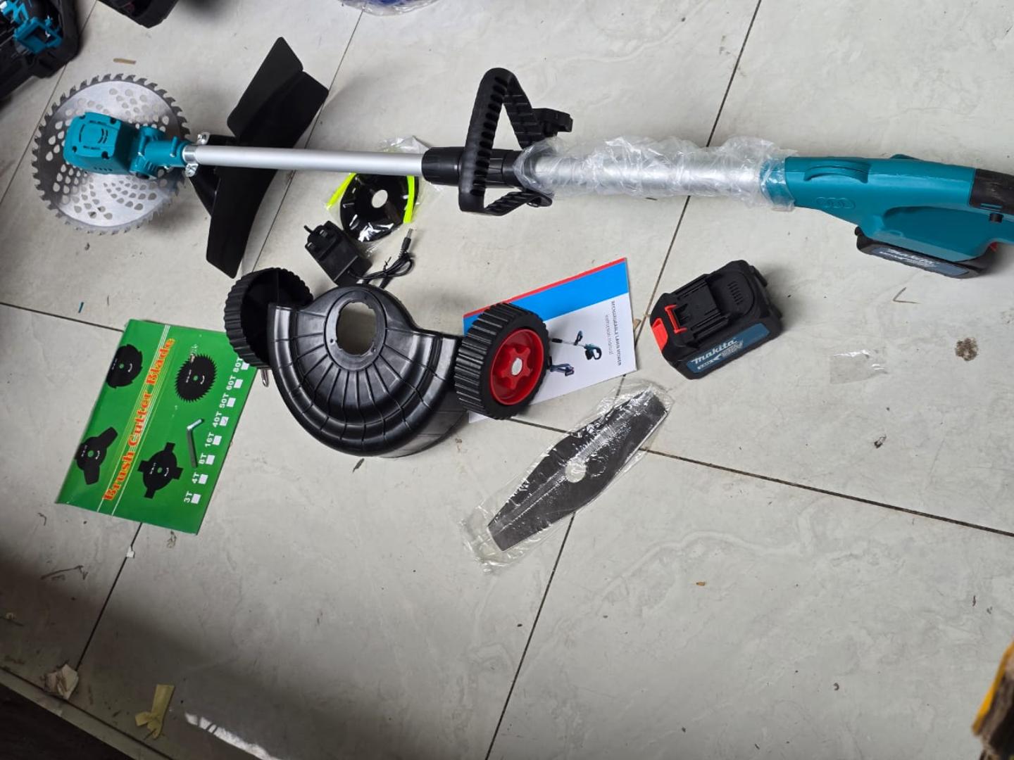 Heavy  brushless cordless brushcutter with 9" cutting disk and a trimmer line