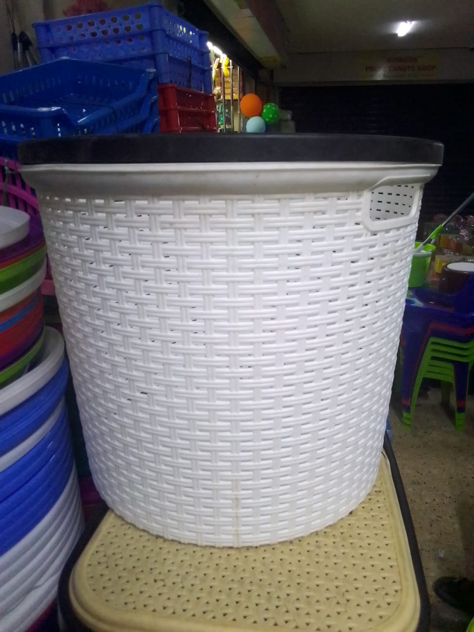 Complast Laundry Basket with lid 1pc -  Helps to keep all your dirty clothes in one spot, making it easier to carry to the laundry room.