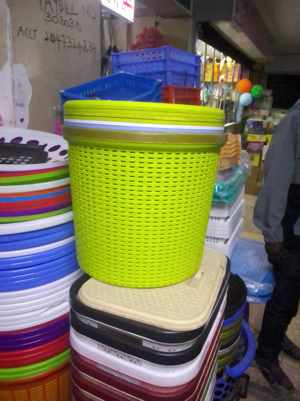 Complast Laundry Basket with lid 1pc -  Helps to keep all your dirty clothes in one spot, making it easier to carry to the laundry room.