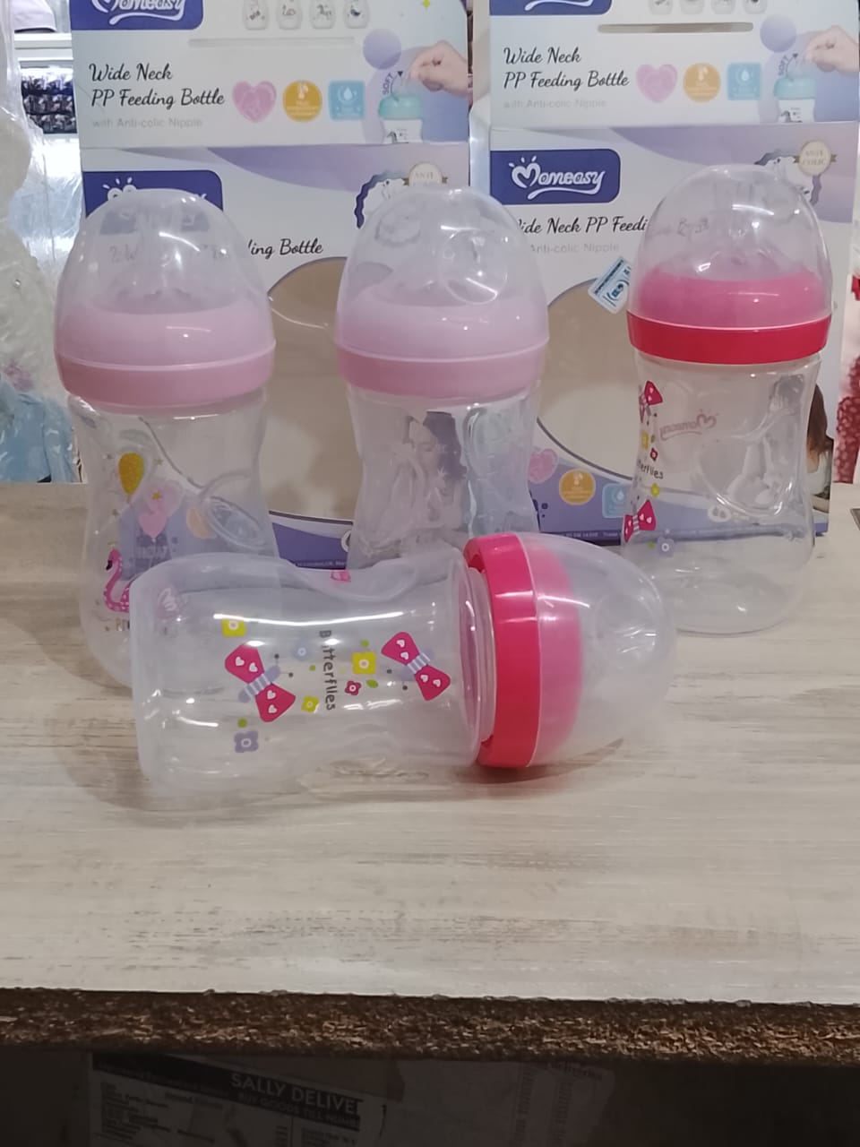2 pcs feeding bottles Baby feeding bottles set. Contains feeding bottles of different sizes that are suitable from birth up to 36 months. Has a pacifier to help soothe the baby.