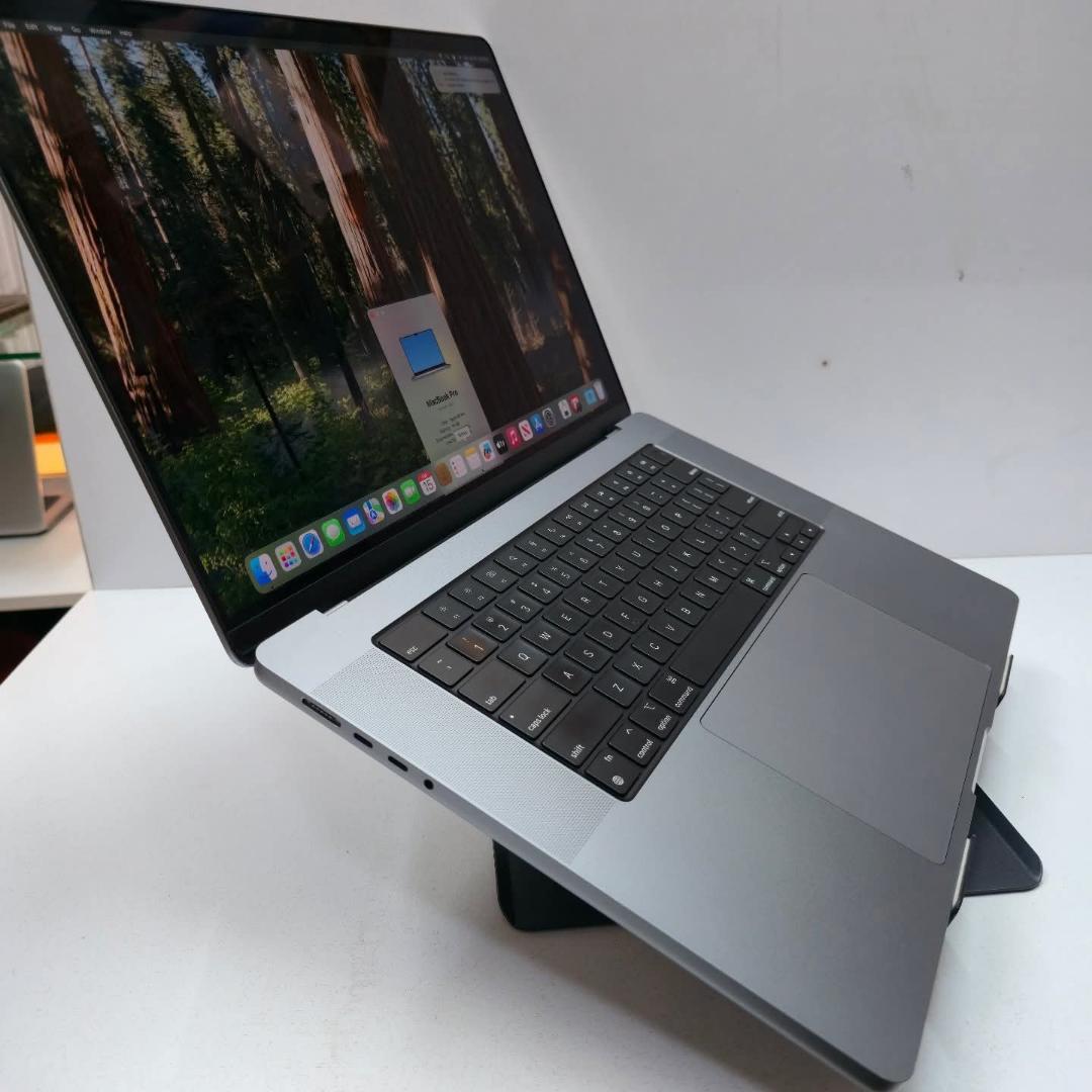 (SPECIAL OFFER) Macbook pro 2020, Core i7 16GB RAM 4 GB RADEON GRAPHICS 512 GB SSD  15" , The MacBook Pro 2018 is a versatile, light laptop offer powerful performance For gaming and coding, ML,Autocad