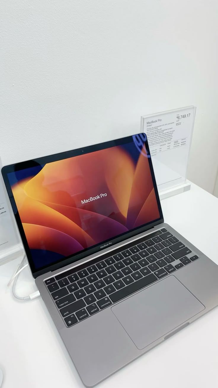 Apple MacBook Pro 2016 Grade A , Intel Core i5-7567U @3.1GHz 8GB RAM 256GB SSD 13" Retina Display -Touch Bar Bluetooth Webcam WiFi 2gb Iris Plus Graphics 650 Late 2016 A1706 Ex Uk 6    Months Warranty