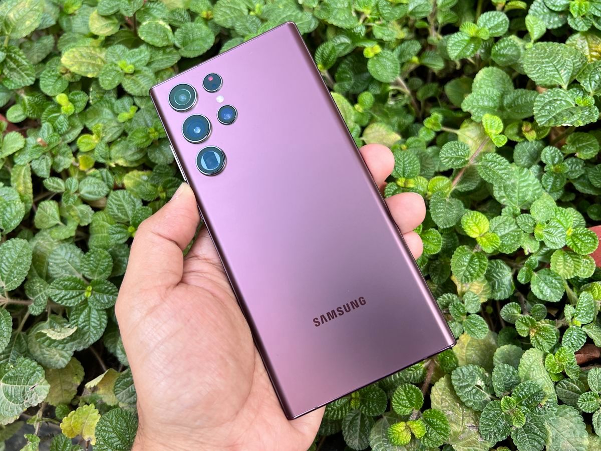 Samsung Galaxy S22 Ultra 5G 256GB + 12GB Ram  6.8-inch Dynamic AMOLED 2X, 120Hz refresh rate, 1750 nits (peak) brightness  6.8-inch Dynamic AMOLED 2X, 120Hz refresh rate, 1750 nits (peak)   brightness