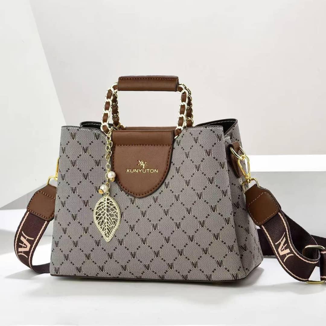 Latest ,Fashionablea and Classic High quality  women  tote handbags🔥🔥🔥
Very unique 💥