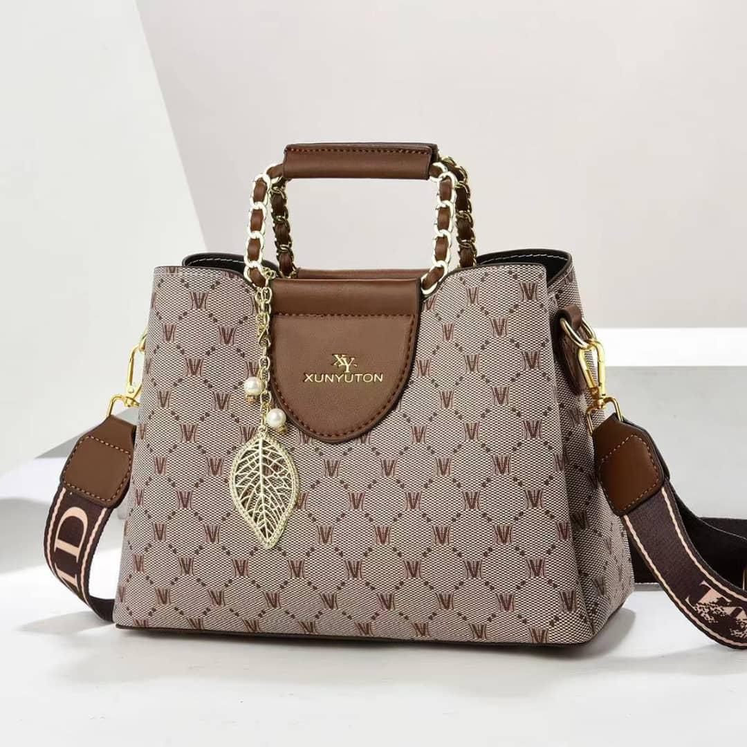 Latest ,Fashionablea and Classic High quality  women  tote handbags🔥🔥🔥
Very unique 💥