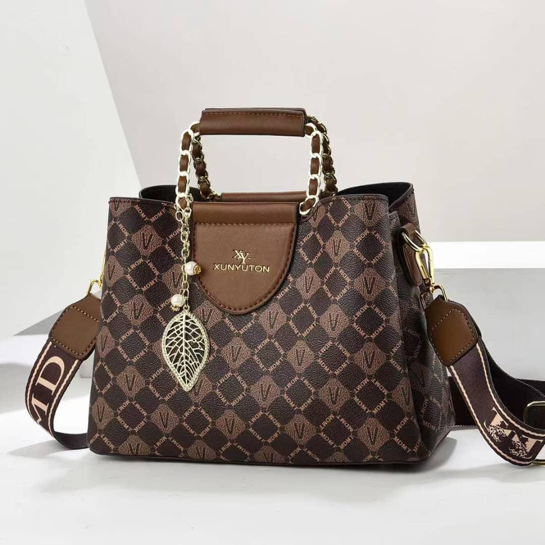 Latest ,Fashionablea and Classic High quality  women  tote handbags🔥🔥🔥
Very unique 💥
