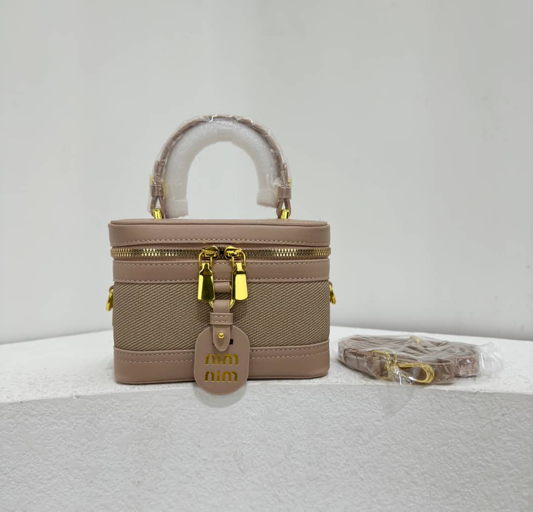 Latest ,Fashionablea and Classic High quality  women  tote handbags🔥🔥🔥
Very unique 💥