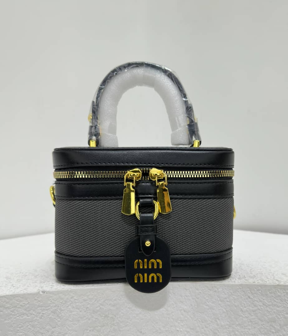 Latest ,Fashionablea and Classic High quality  women  tote handbags🔥🔥🔥
Very unique 💥