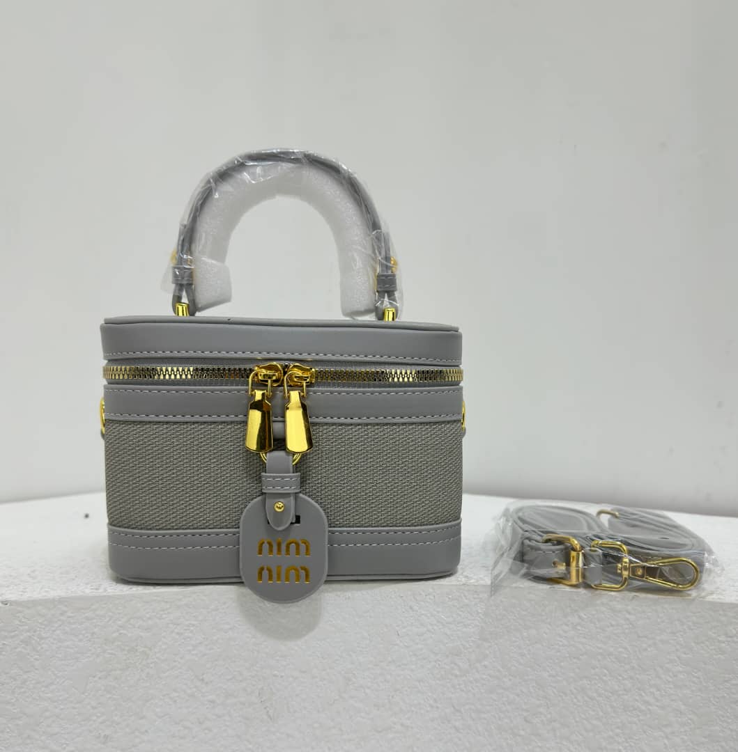 Latest ,Fashionablea and Classic High quality  women  tote handbags🔥🔥🔥
Very unique 💥