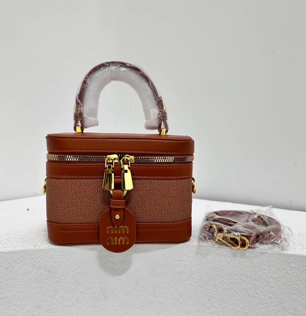 Latest ,Fashionablea and Classic High quality  women  tote handbags🔥🔥🔥
Very unique 💥