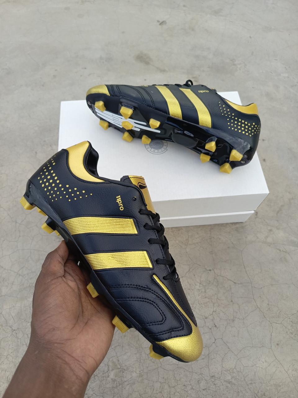 SOCCER/FOOTBALL High quality leather comfy football boots 🔥all men and women dreaming football boot favourable for all playing grounds either carpet or dust ground ✨very cute all sizes are❤‍🔥🥰😘