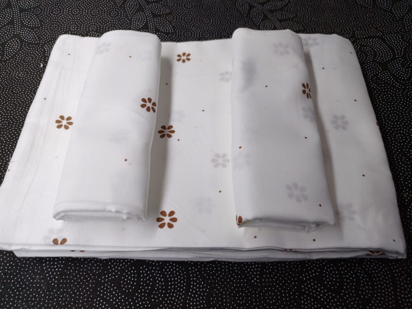 4pc 5*6 bedsheet a set of 2bedsheets, and 2 pillow cases