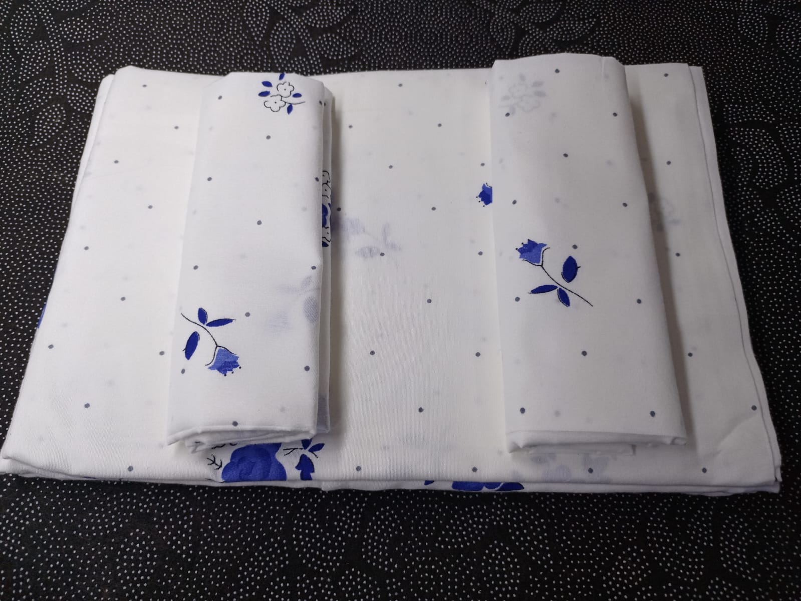 4pc 5*6 bedsheet a set of 2bedsheets, and 2 pillow cases