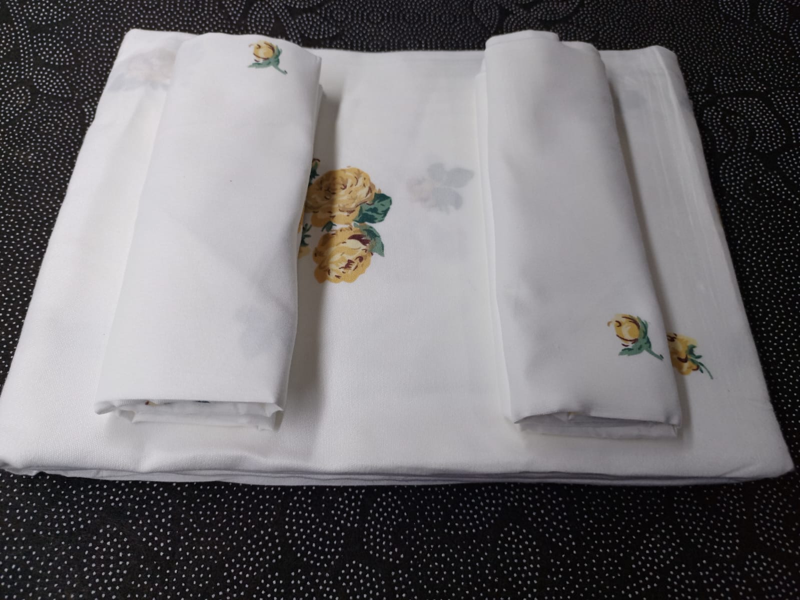 4pc 5*6 bedsheet a set of 2bedsheets, and 2 pillow cases
