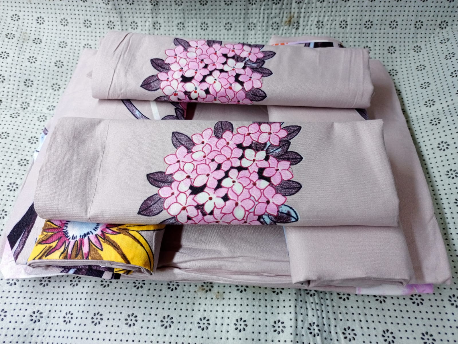 Elegant Comfort Luxury Soft Bedsheets 6Pcs (2 Bed sheets, 4 pillow cases)