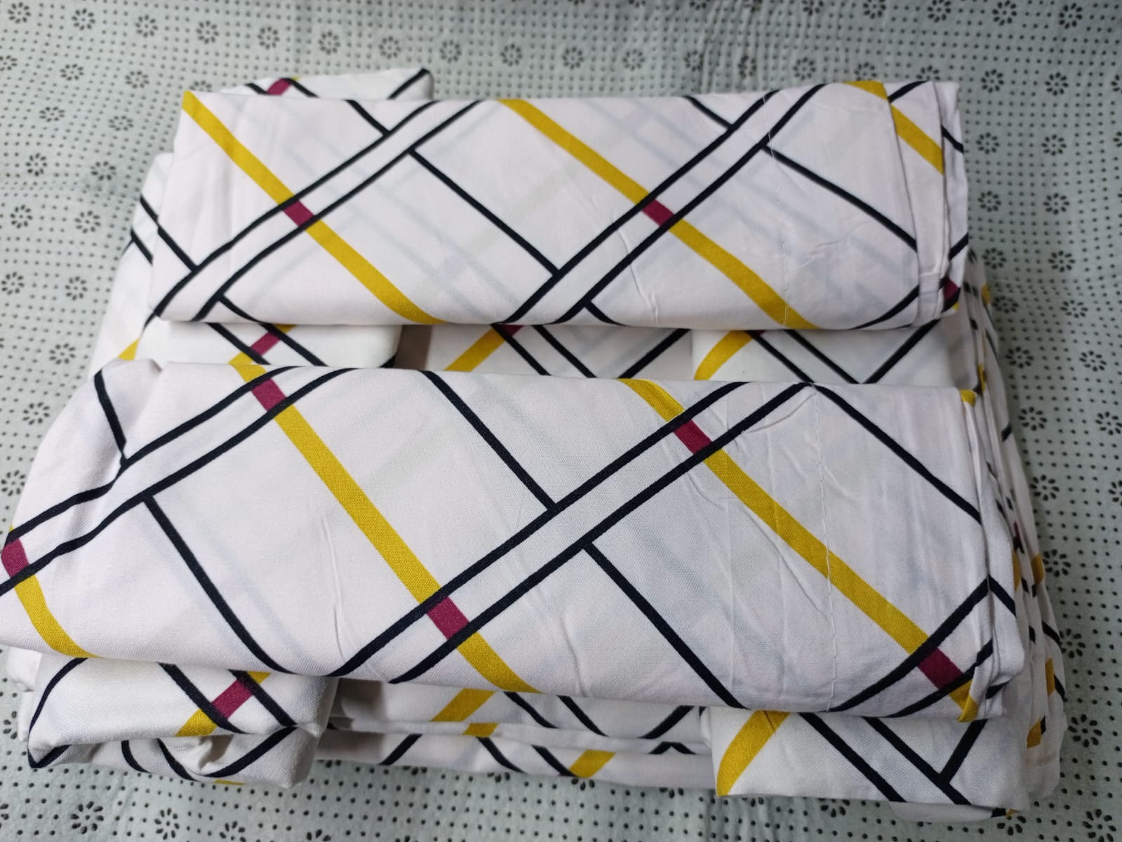 Elegant Comfort Luxury Soft Bedsheets 6Pcs (2 Bed sheets, 4 pillow cases)