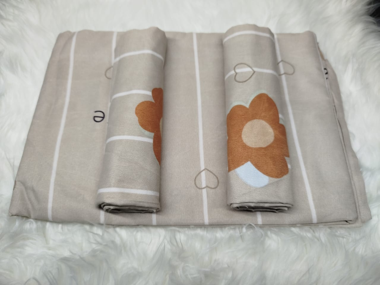 4pc 5*6 bedsheet a set of 2bedsheets, and 2 pillow cases