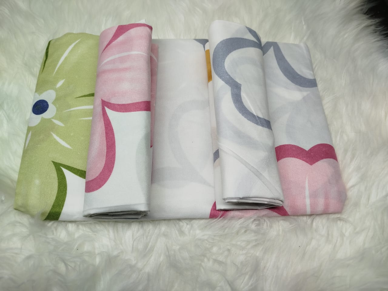 4pc 5*6 bedsheet a set of 2bedsheets, and 2 pillow cases